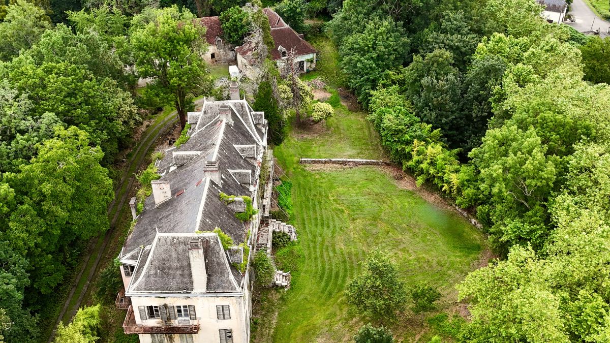 11 rooms Castles in Sus, France No. 192983