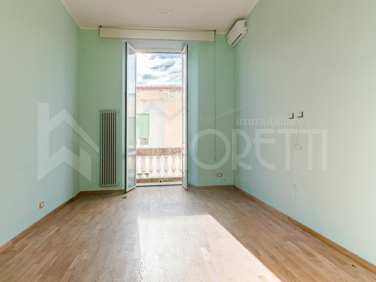 10 rooms Apartment in Livorno, Italy No. 9433
