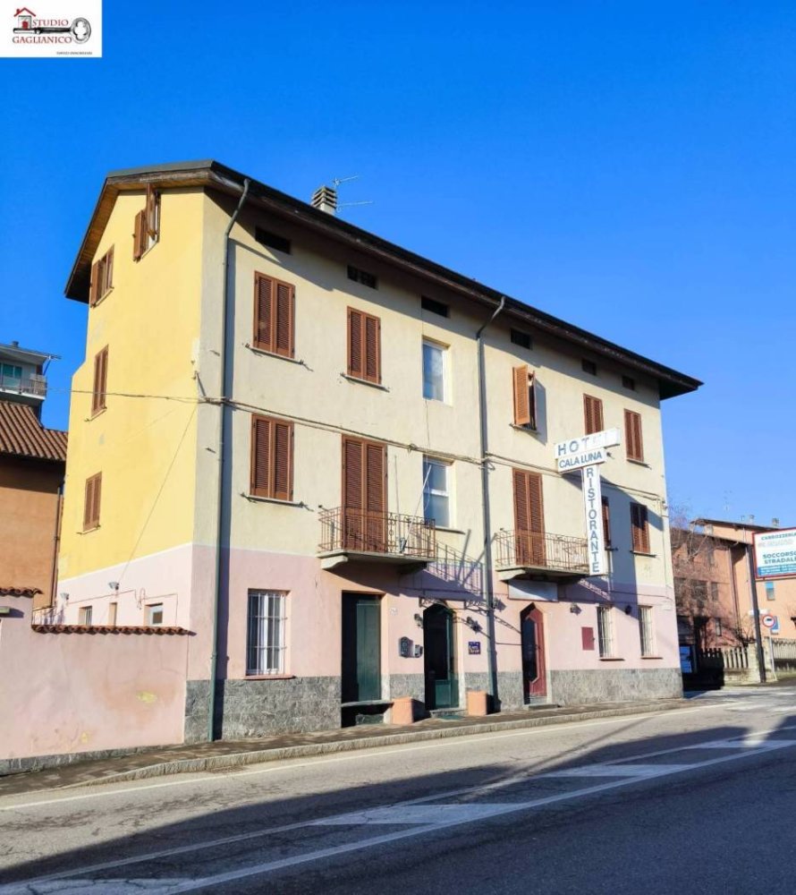 5 rooms Commercial property in Gaglianico, Italy No. 43599