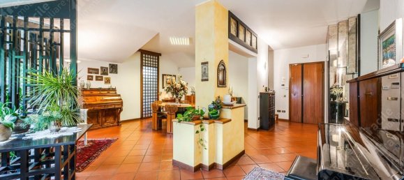 5 bedrooms Apartment in Modena, Italy No. 372359 10