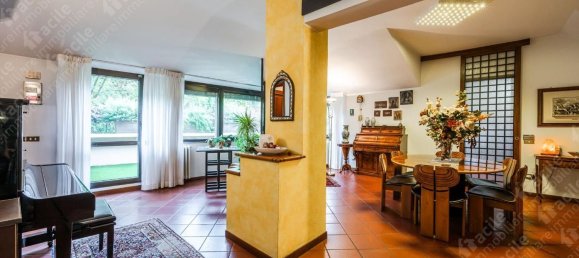 5 bedrooms Apartment in Modena, Italy No. 372359 9