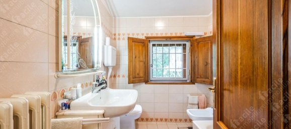 5 bedrooms Apartment in Modena, Italy No. 372359 27