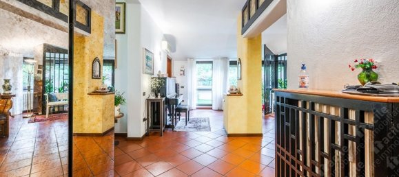 5 bedrooms Apartment in Modena, Italy No. 372359 8