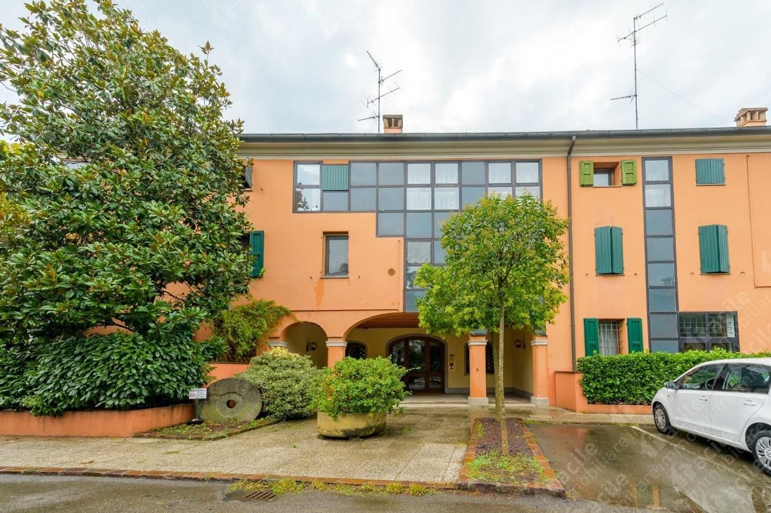 5 bedrooms Apartment in Modena, Italy No. 372359