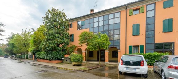 5 bedrooms Apartment in Modena, Italy No. 372359 2