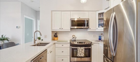 2 bedrooms Condo in Ontario, Canada No. 1167 3