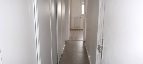 3 bedrooms Apartment in Villeneuve-la-Garenne, France No. 173492 5