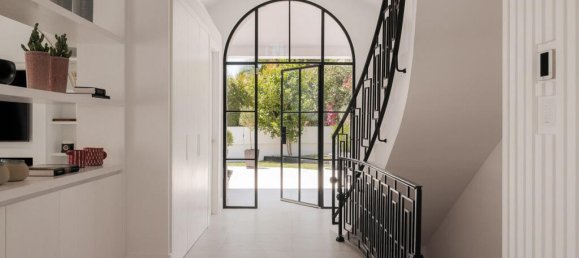 5 bedrooms Villa in Marbella, Spain No. 276687 2