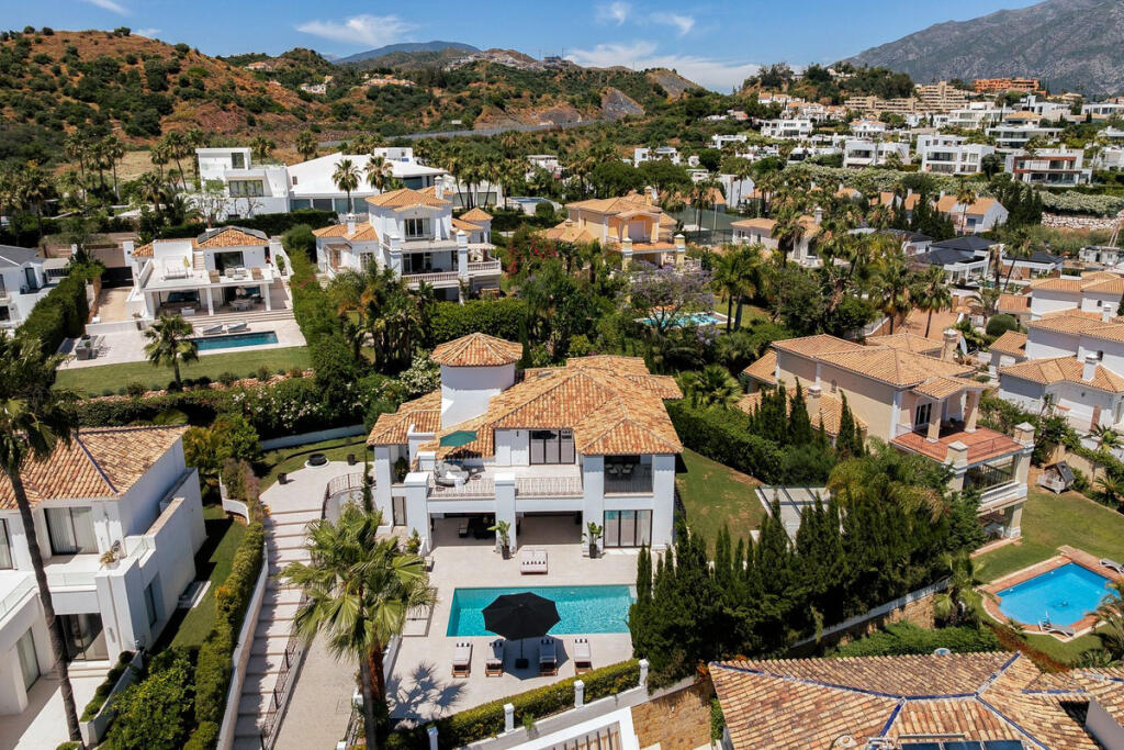 5 bedrooms Villa in Marbella, Spain No. 276687