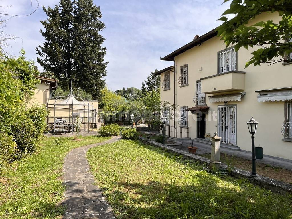 4 bedrooms Villa in Florence, Italy No. 325094