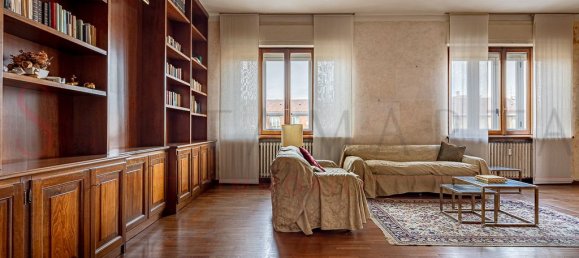 2 bedrooms Apartment in Milan, Italy No. 243493 3
