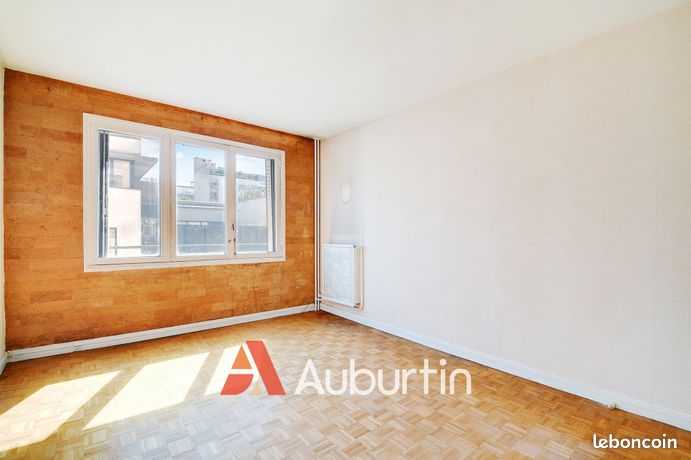 2 bedrooms Apartment in Paris, France No. 314221