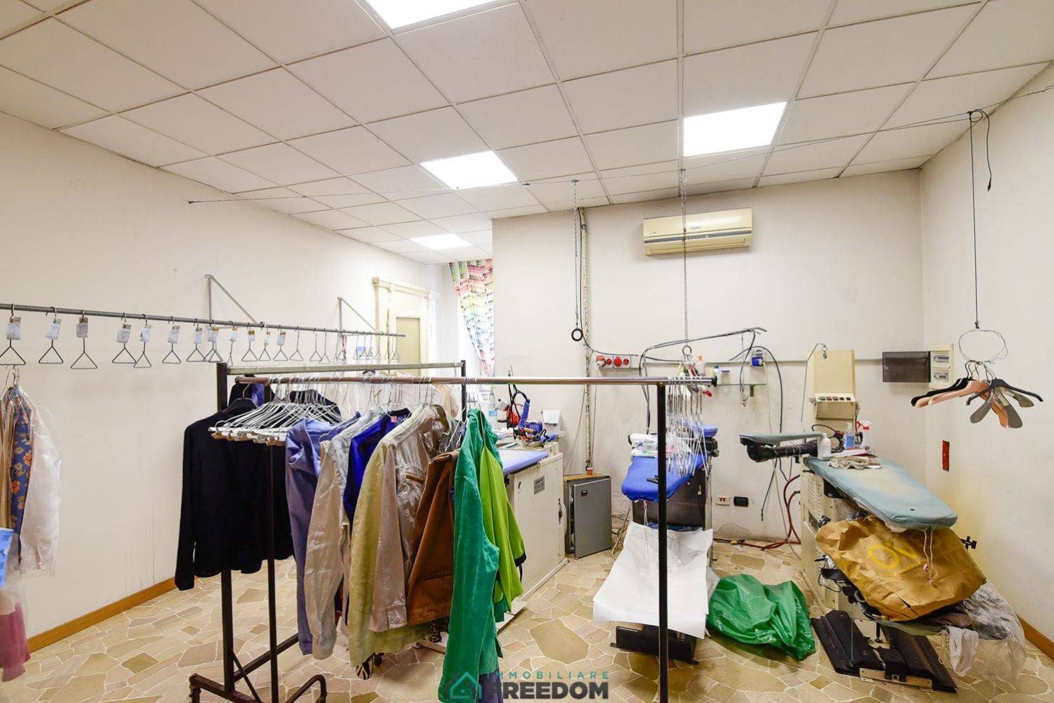 1غرفة عقار تجاري في Seregno, Italy رقم 264183