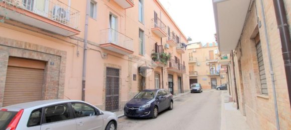 Квартира с 3 комнатами в Лучера, Италия № 117480 11