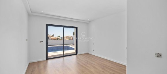 5 bedrooms House in Guia, Portugal No. 144506 16