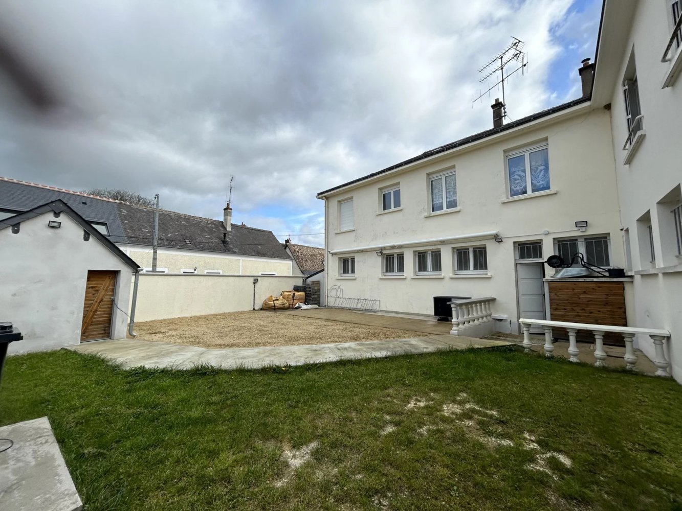 Здание с 2 спальнями в Савинье-сюр-Латан, Франция № 74626