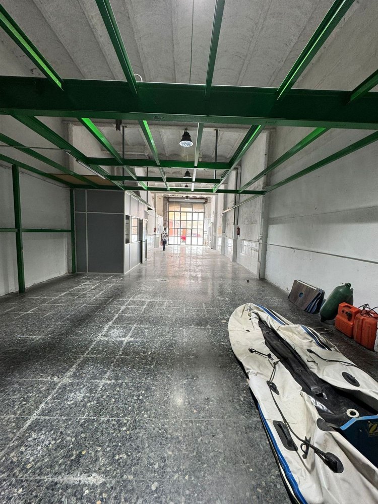 Gewerbliche Immobilie in Badalona, Spain 184m², Nr. 23804