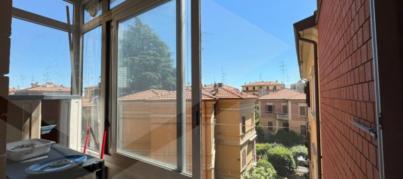 5 rooms Apartment in Bologna, Italy No. 18430 2