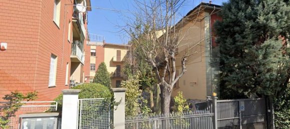 5 rooms Apartment in Bologna, Italy No. 18430 4