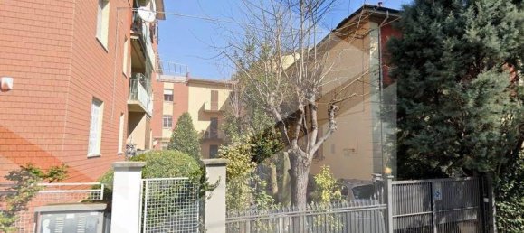 5 rooms Apartment in Bologna, Italy No. 18430 6