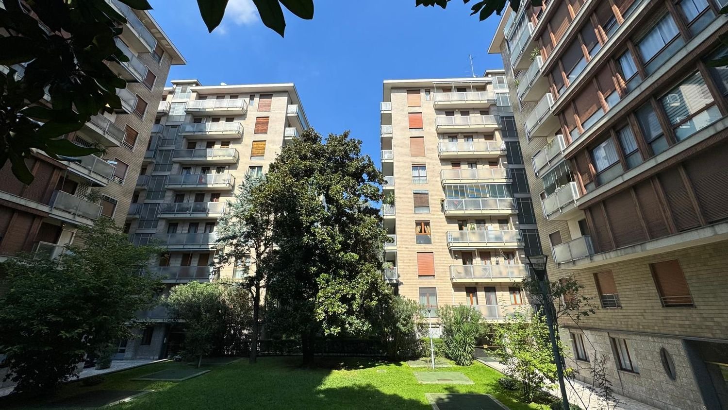 2 bedrooms Apartment in Milan, Italy No. 382520