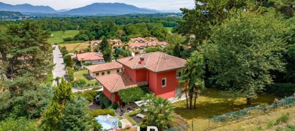 3 bedrooms Villa in Ranco, Italy No. 320292 5