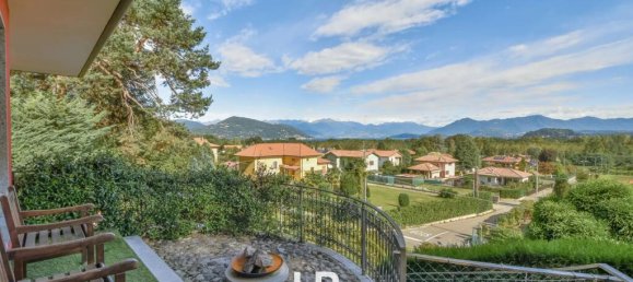 3 bedrooms Villa in Ranco, Italy No. 320292 10