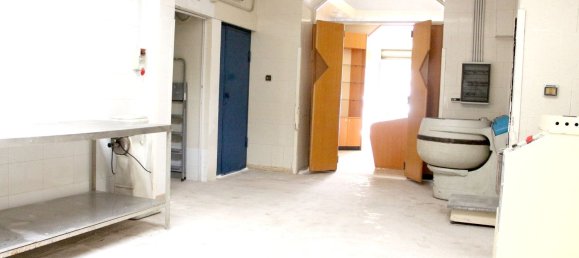 121m² Commercial property in Taranto, Italy No. 66939 8