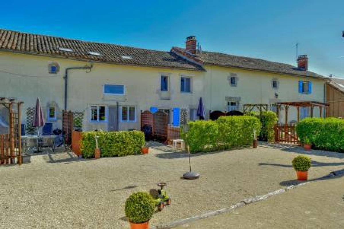 9 bedrooms Shop in Brux, France No. 20744