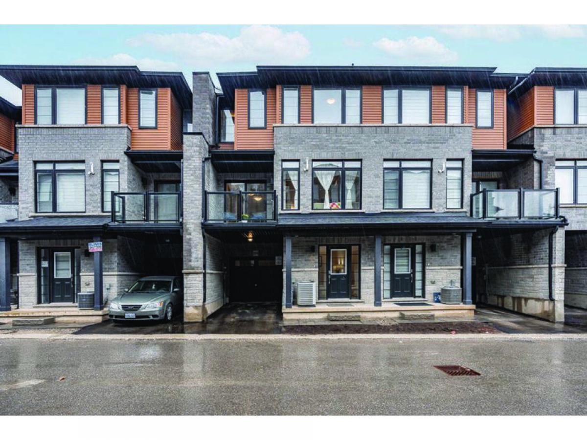 3 bedrooms House in Brantford, Canada No. 479