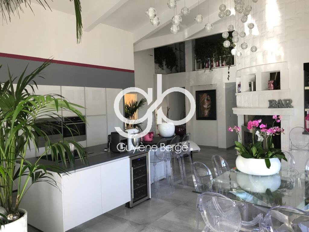 5 bedrooms Villa in Occitanie, France No. 298249