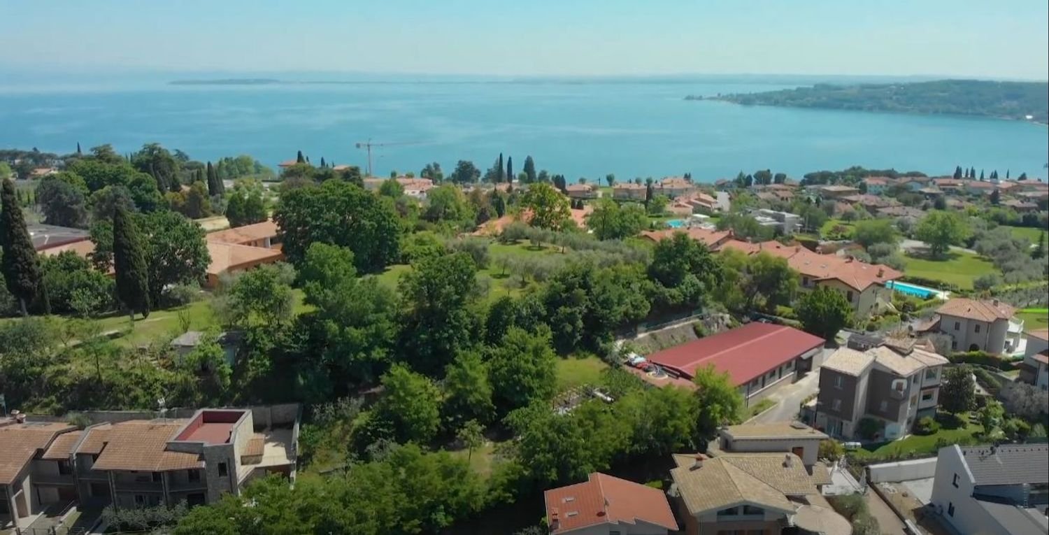 Villa de 4 habitaciónes en Padenghe sul Garda, Italy No. 10406