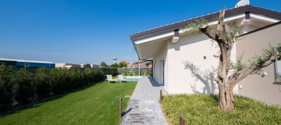 Villa de 4 habitaciónes en Padenghe sul Garda, Italy No. 10406 10