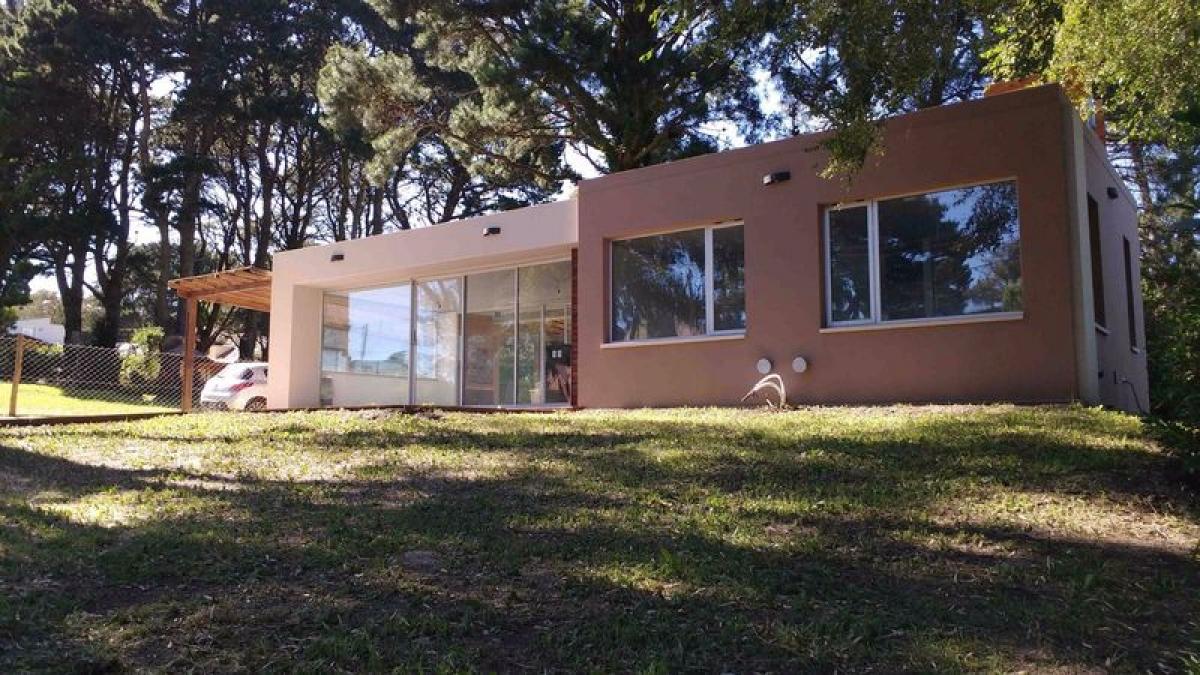 Casa de 2 dormitorios en Berazategui, Argentina No. 94099