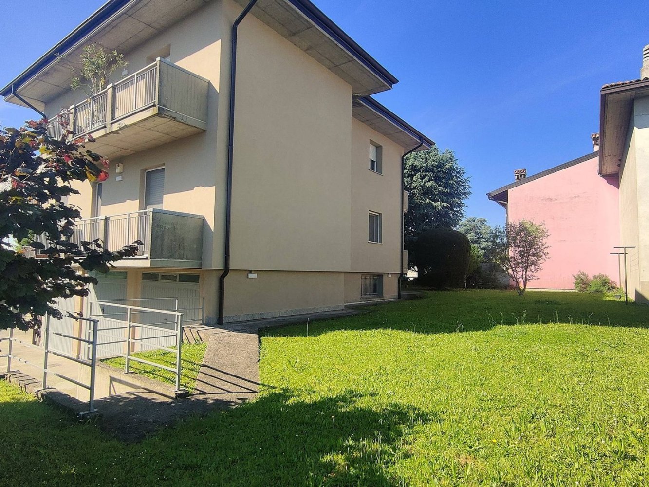 4 bedrooms Apartment in Calcinate, Italy No. 394901