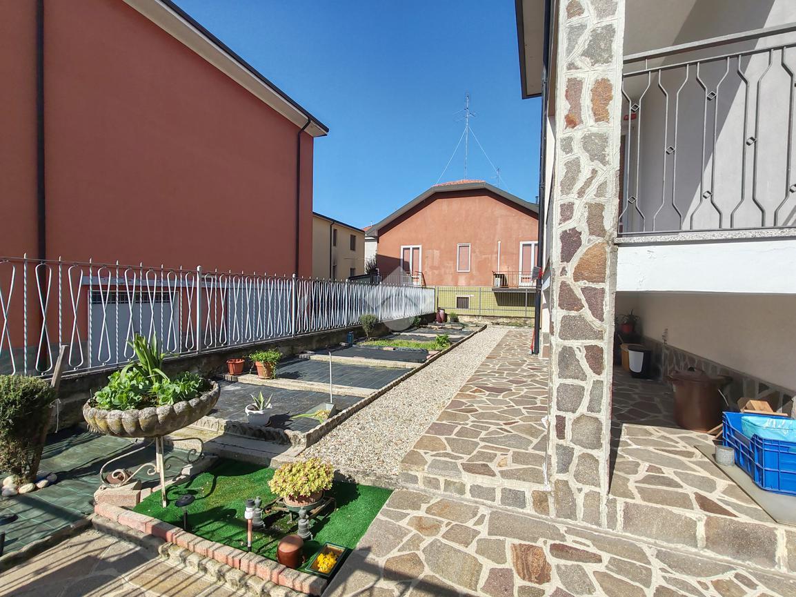 4 rooms Villa in Pieve Emanuele, Italy No. 5170