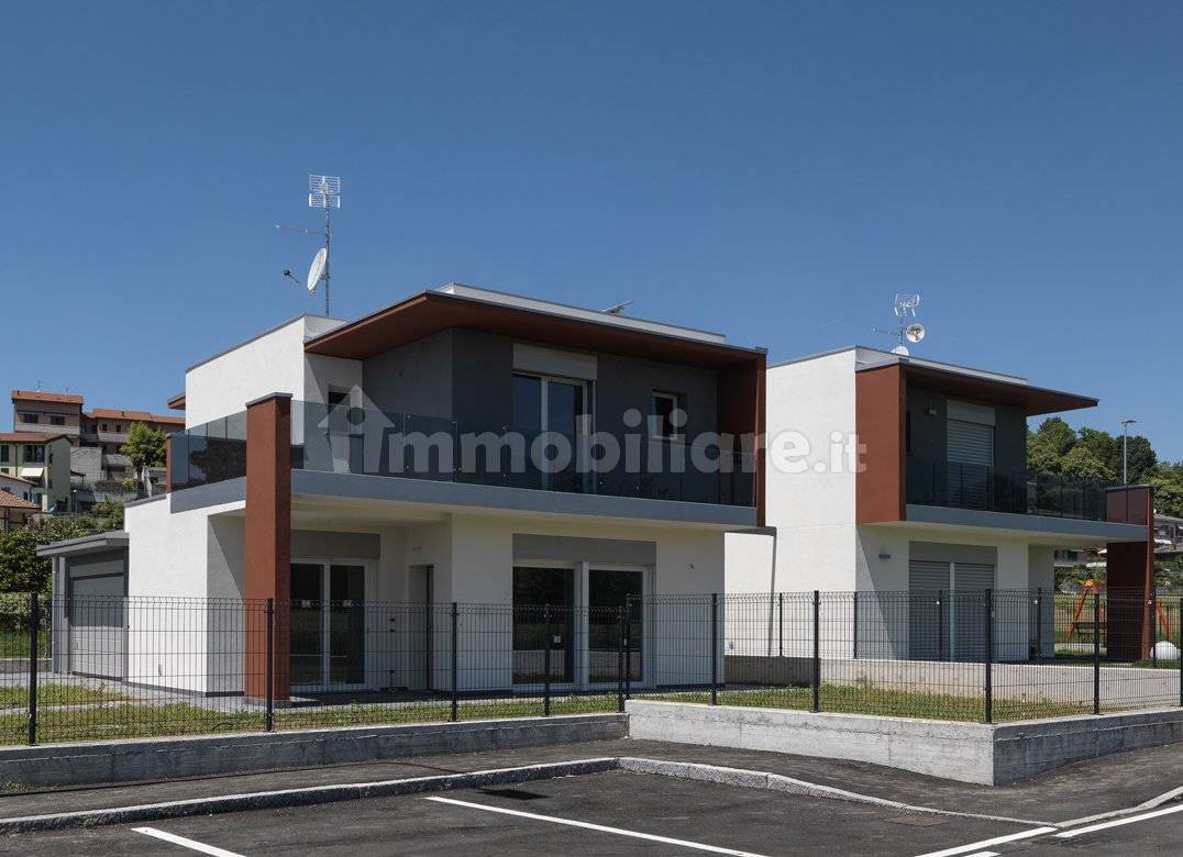 Villa T3 em Oltrona di San Mamette, Italy N.º 84683