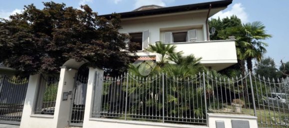 4-salle Villa à Verano Brianza, Italy No. 85902 2