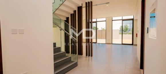 4 bedrooms Villa in Abu Dhabi, UAE No. 47584 5