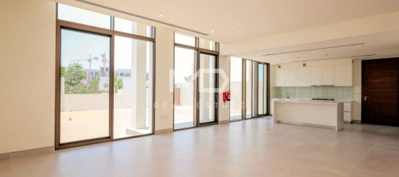 4 bedrooms Villa in Abu Dhabi, UAE No. 47584 12