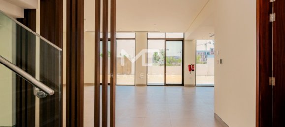 4 bedrooms Villa in Abu Dhabi, UAE No. 47584 4