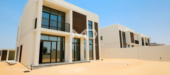 4 bedrooms Villa in Abu Dhabi, UAE No. 47584 2