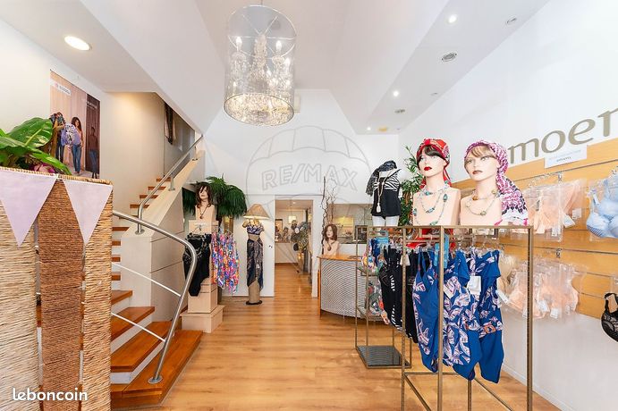 2 bedrooms Commercial property in Marseille, France No. 284541