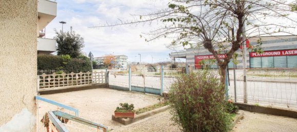 Дом с 6 комнатами в Читта Сант Анджело, Италия № 14620 3