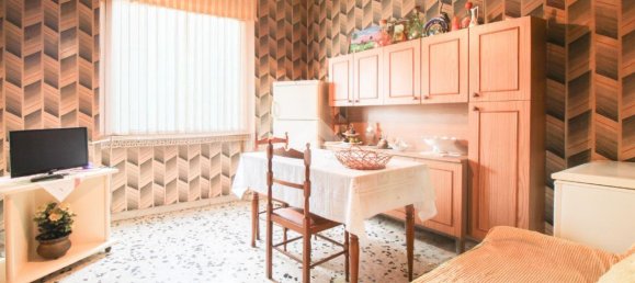 Дом с 6 комнатами в Читта Сант Анджело, Италия № 14620 17