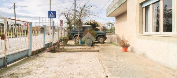 Дом с 6 комнатами в Читта Сант Анджело, Италия № 14620 23