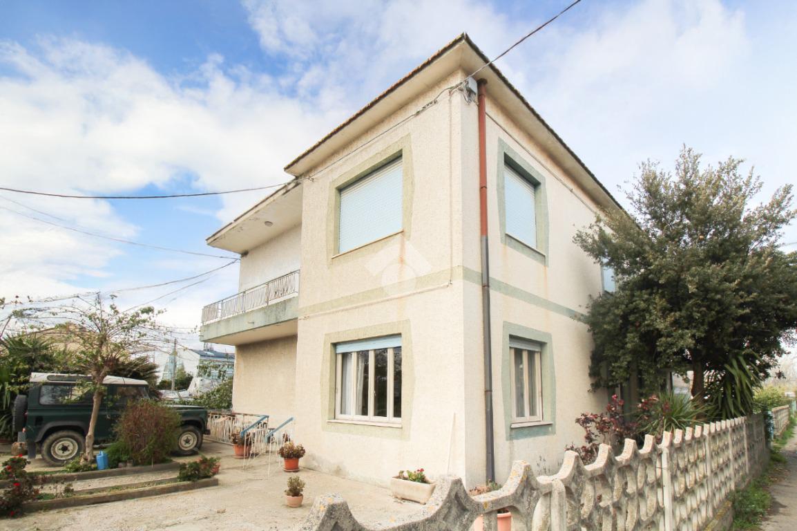 Дом с 6 комнатами в Читта Сант Анджело, Италия № 14620