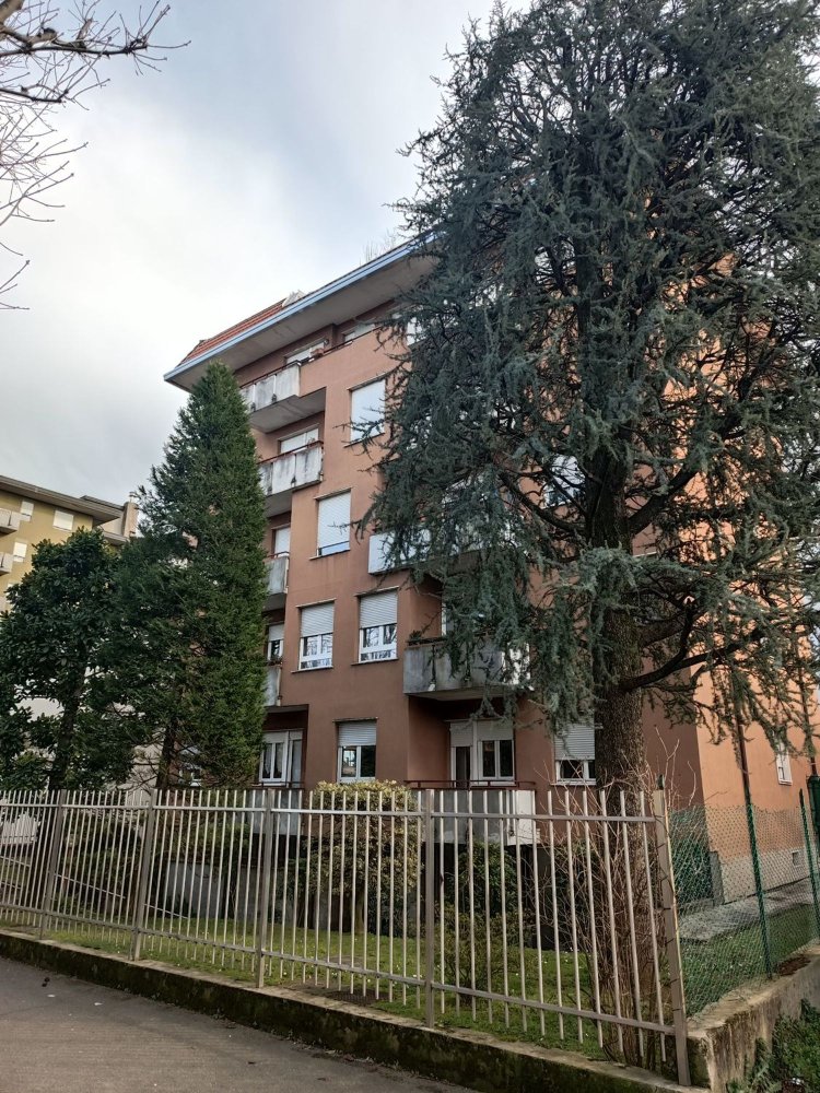 Квартира с 3 комнатами в Бусто Арсицио, Италия № 180968