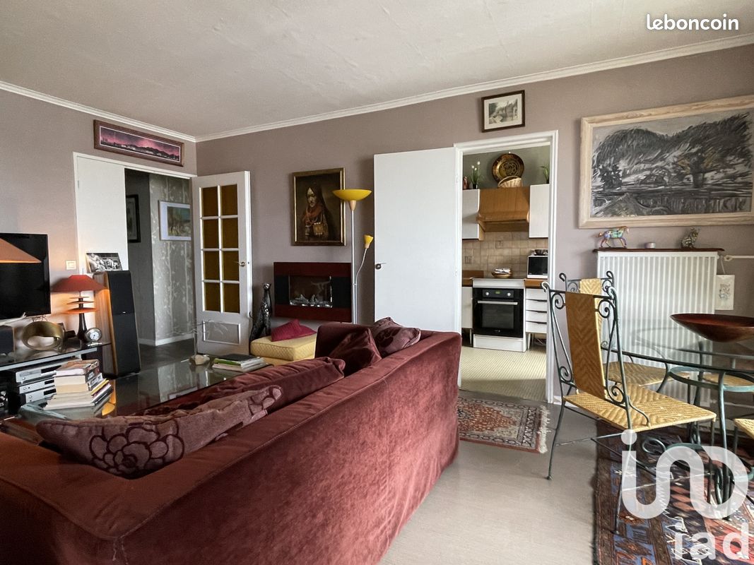 2 bedrooms Apartment in Colombes, France No. 176829