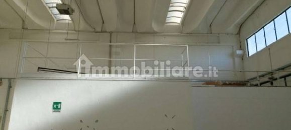 Склад с 5 комнатами в Трекате, Италия № 104430 6